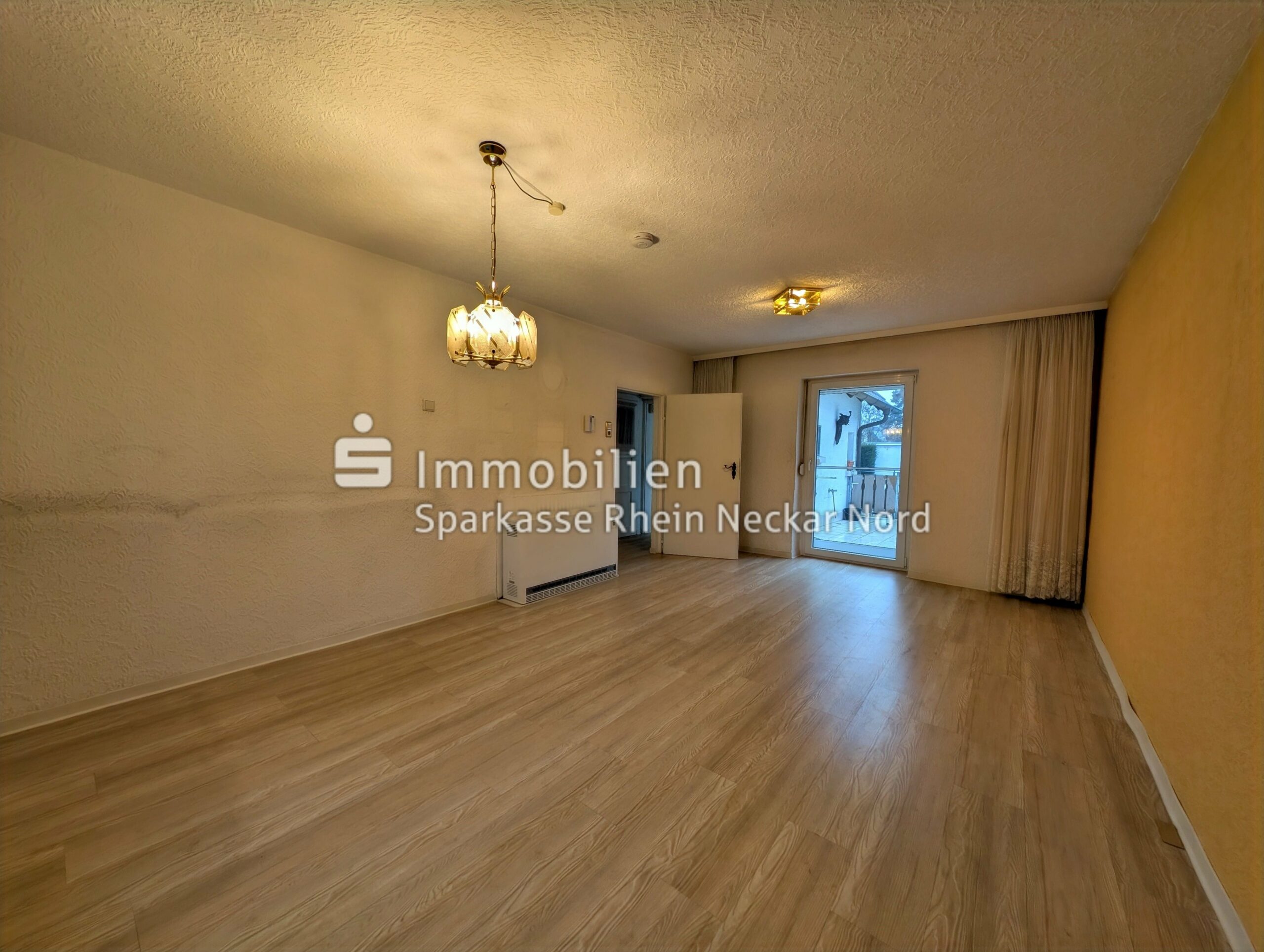 Wohnzimmer mit Zugang Terrasse