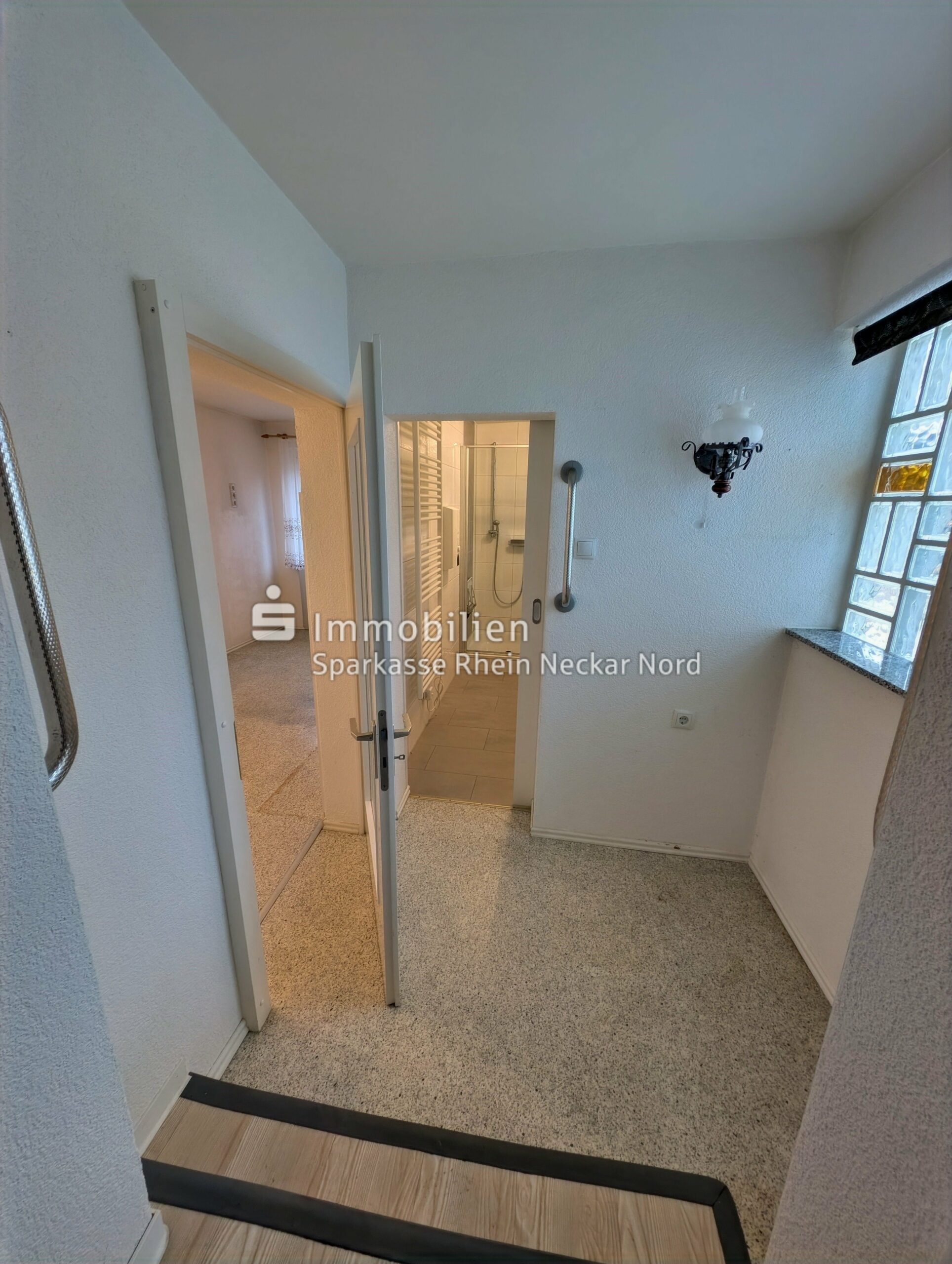 Flur zu Bad u. Küche