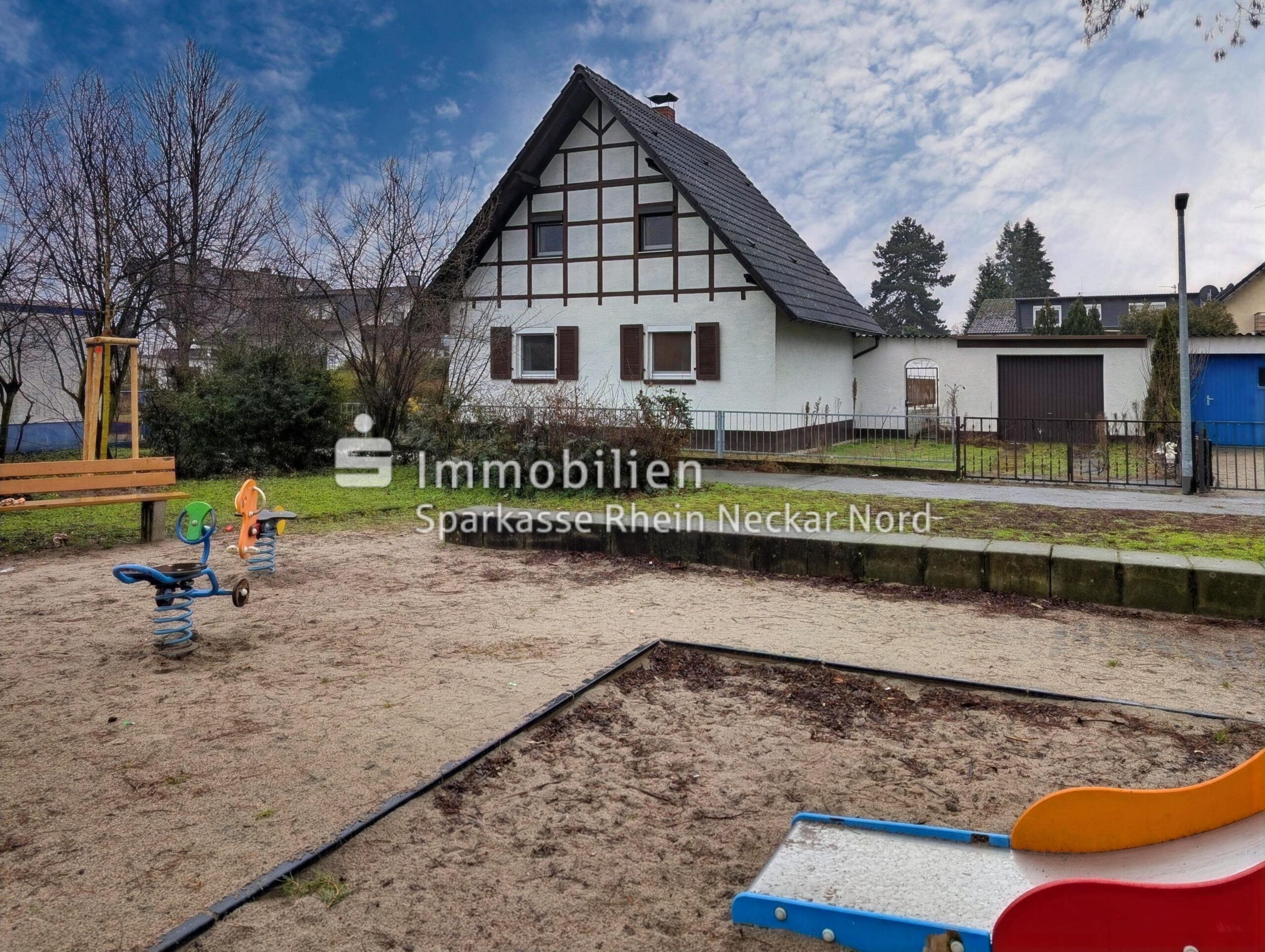 Spielplatz vor dem Haus
