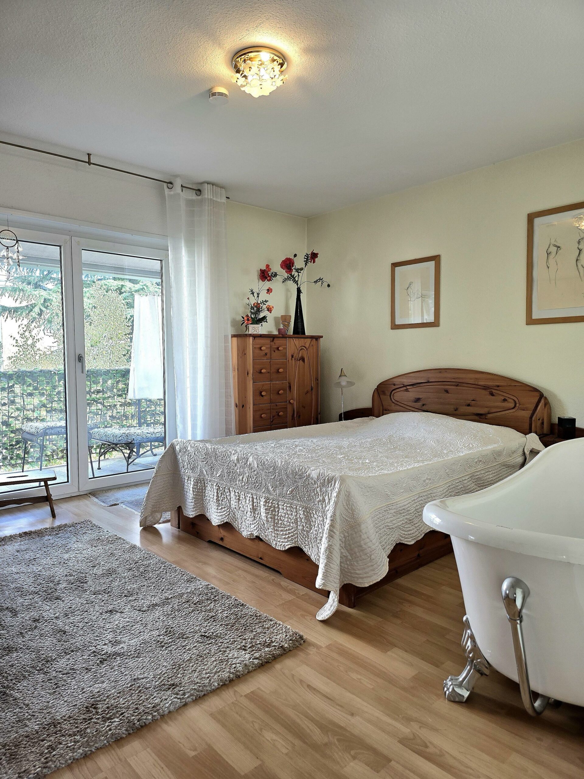 Schlafzimmer mit Badewanne