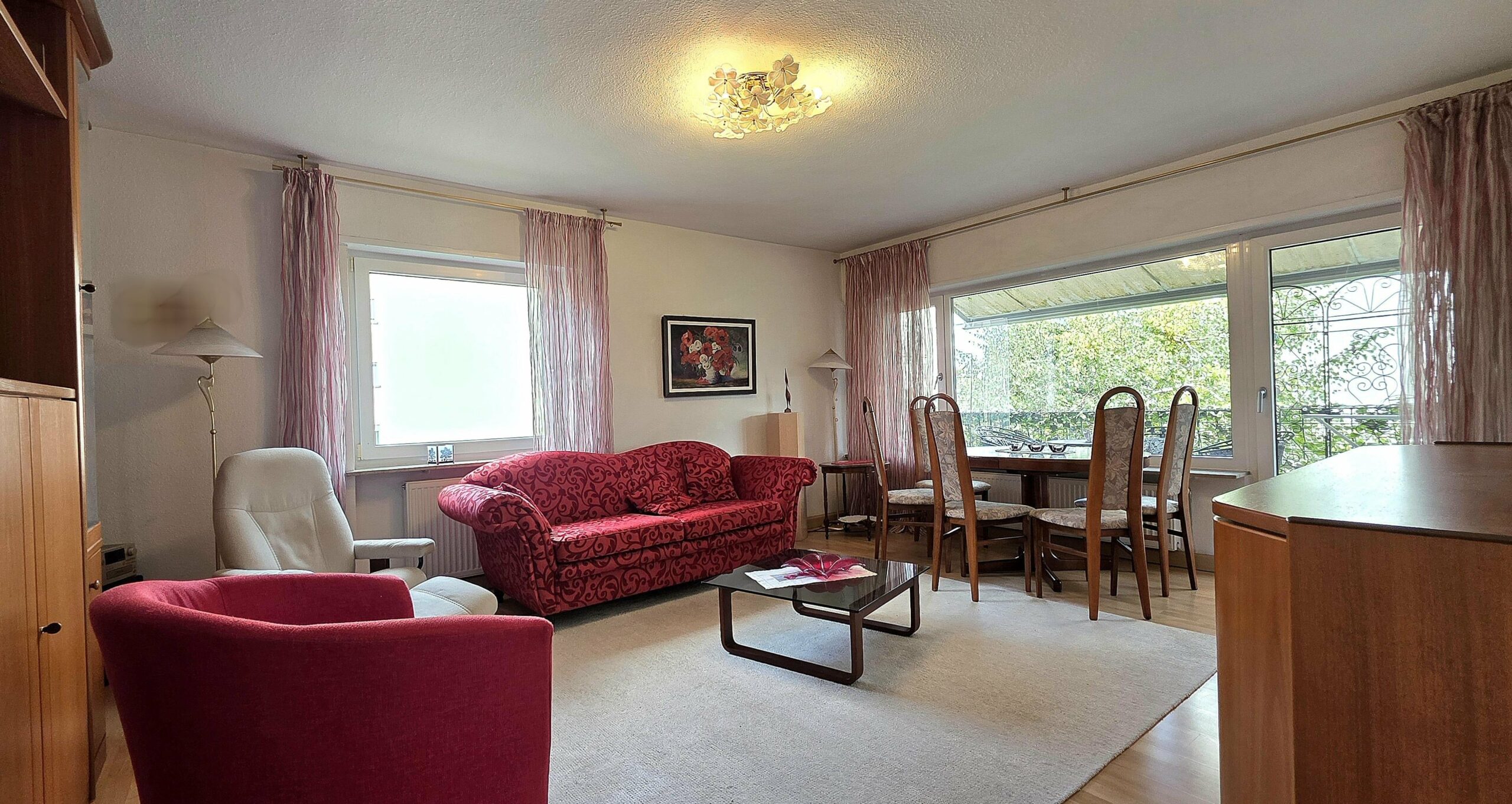 Wohnzimmer mit Balkonzugang