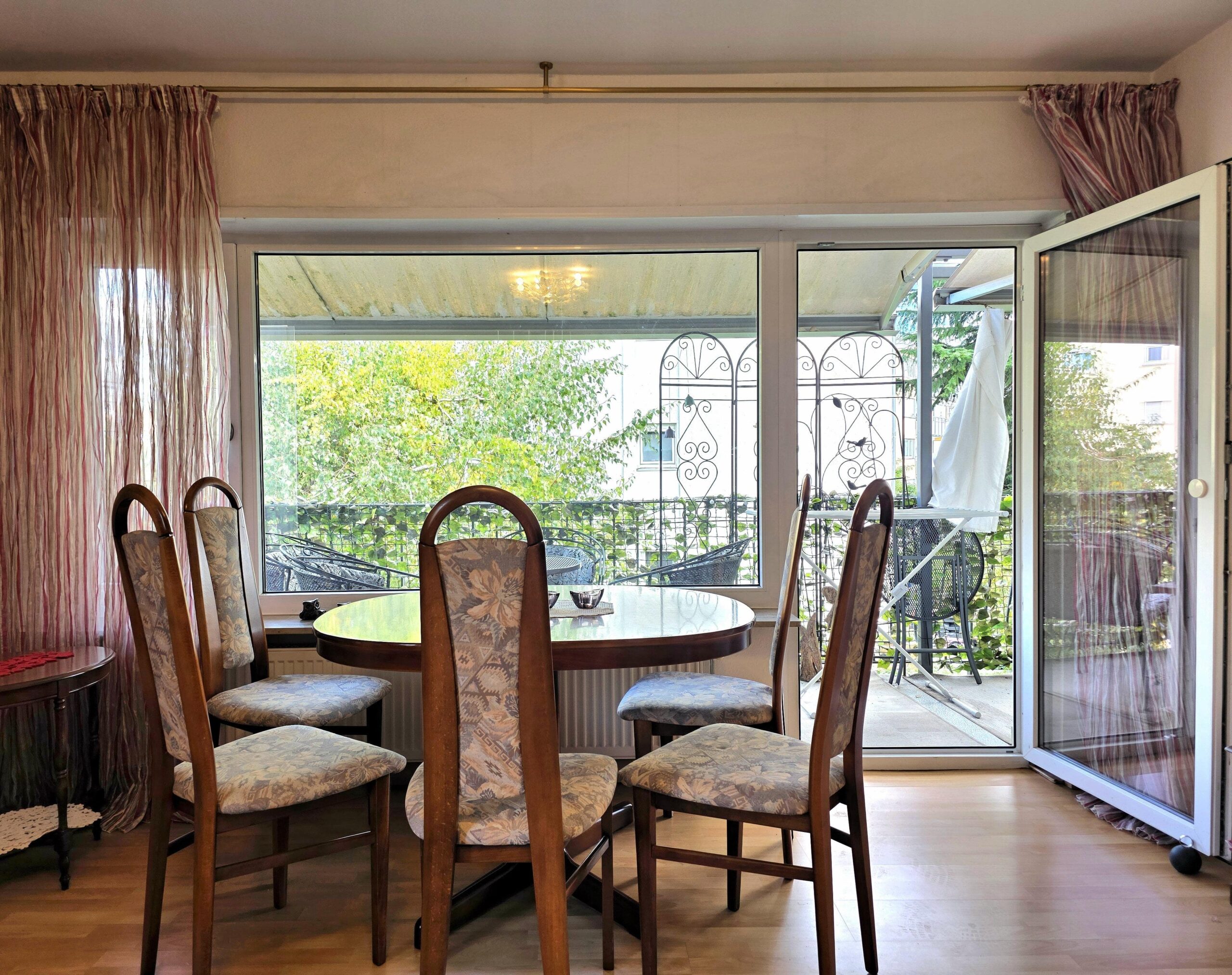 Essbereich mit Balkonausgang