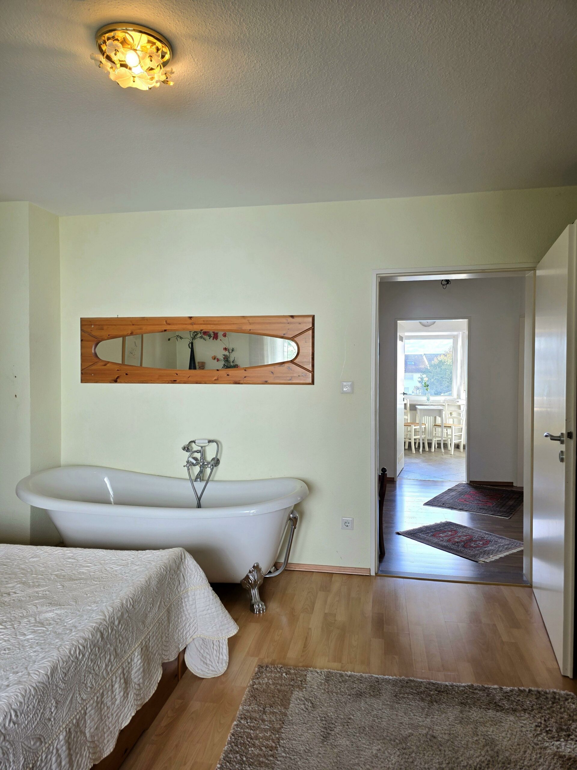 Schlafzimmer mit Badewanne