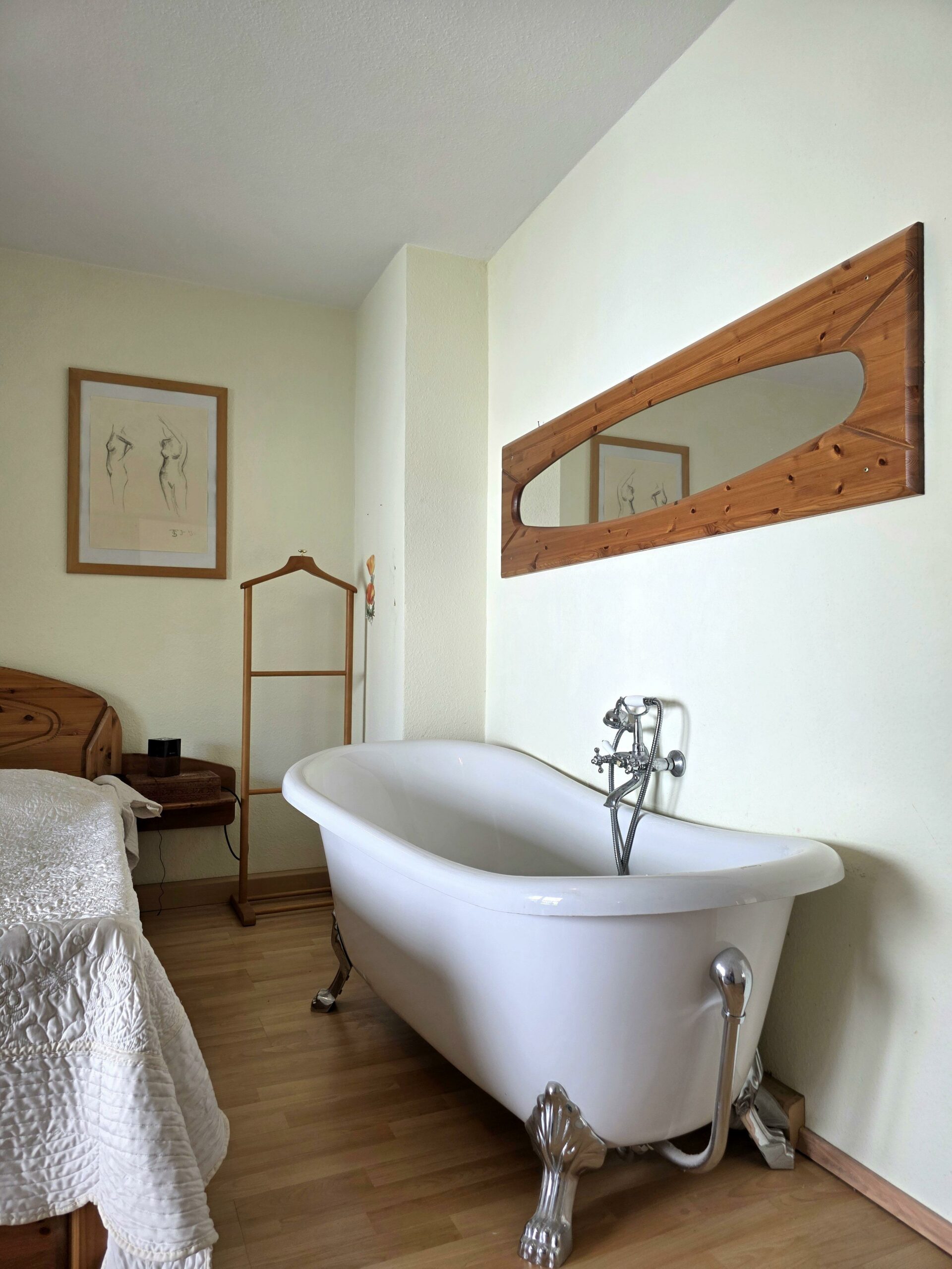 Schlafzimmer mit Badewanne