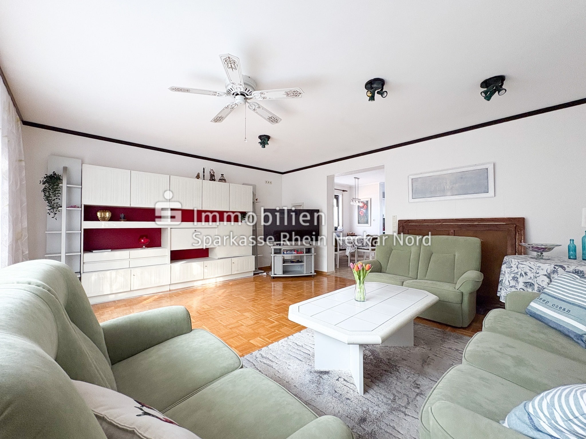 Wohnzimmer mit Blick zur Küche