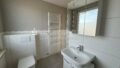 Badezimmer mit Blick zum Flur