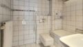 OG: Bad mit Wanne und WC