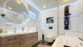 Badezimmer mit Fenster