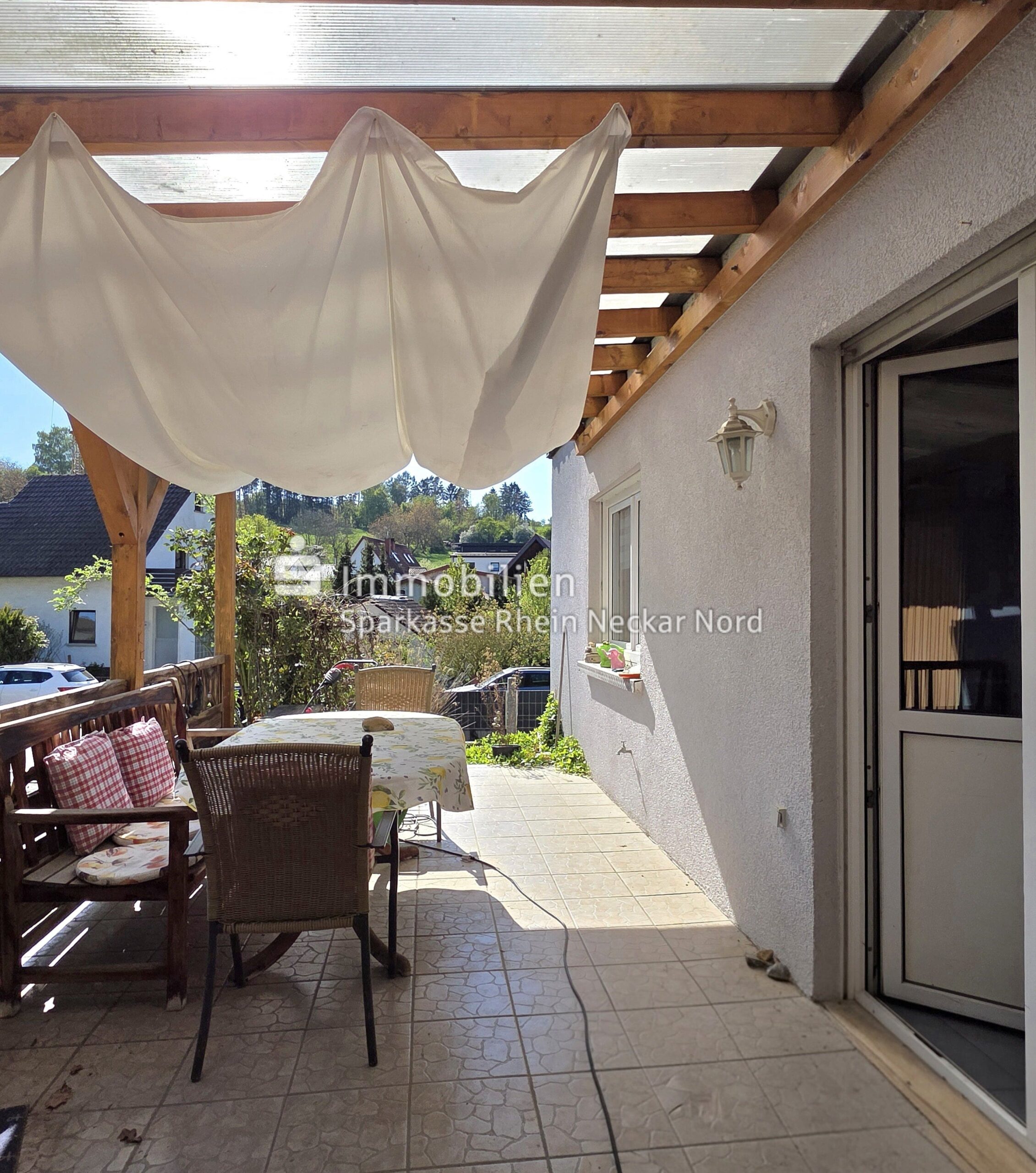 überdachte Sitzterrasse