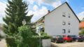 Haus mit Stellplätzen