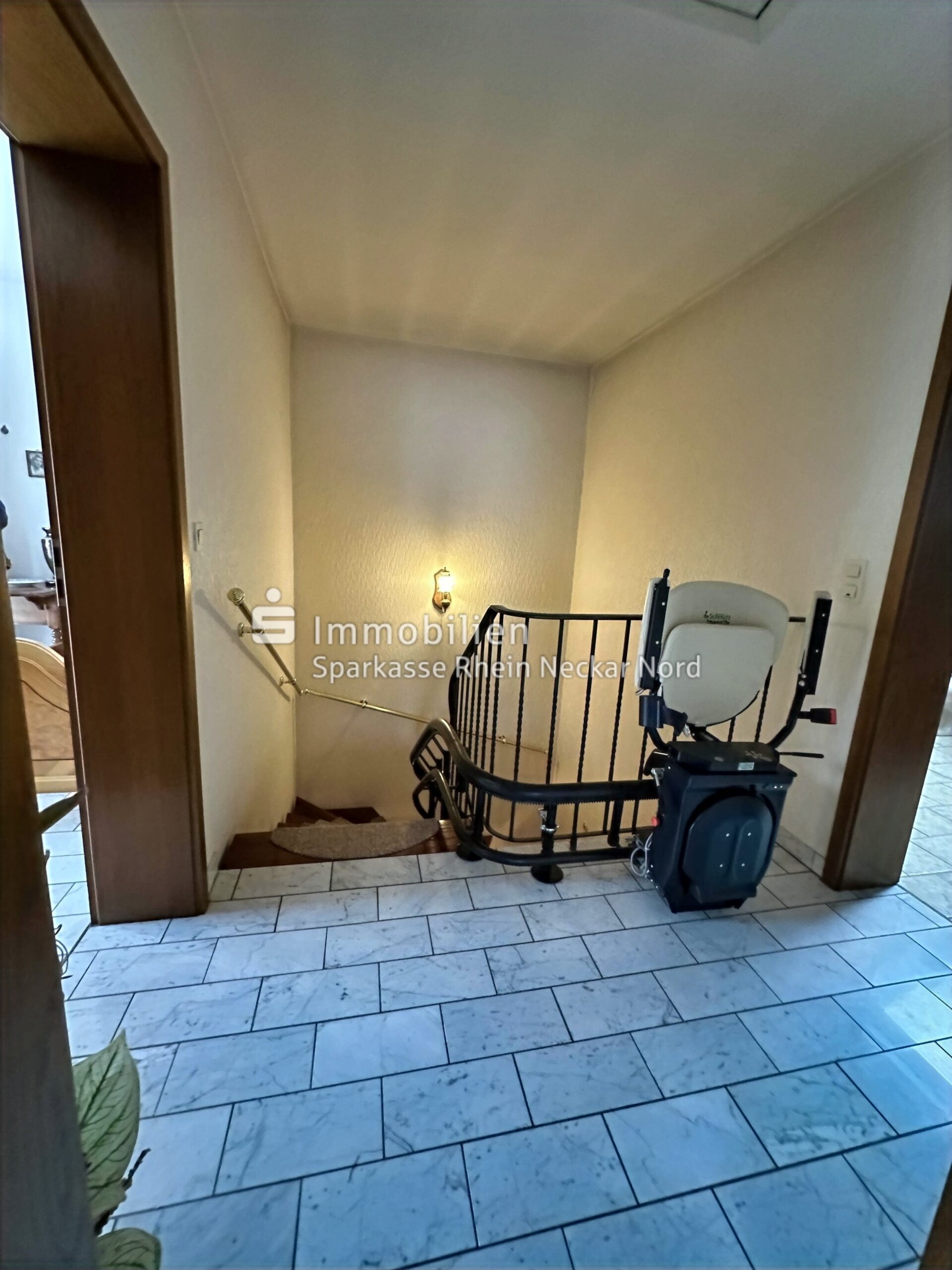 14 Flur u. Treppe (DG)