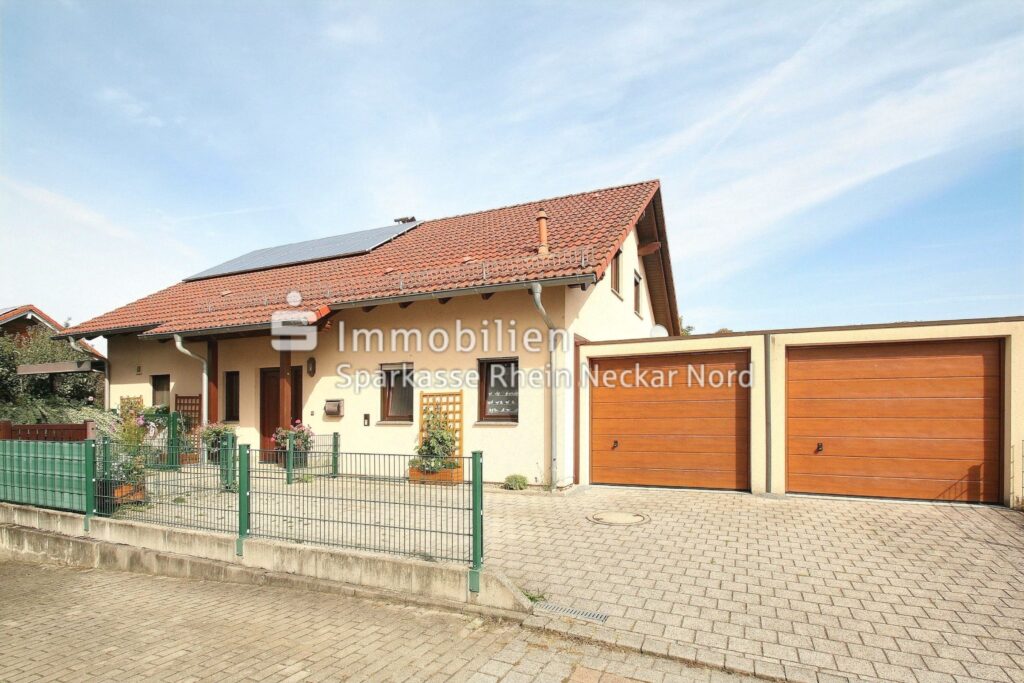 Haus von vorne + Garagen