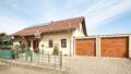 Haus von vorne + Garagen
